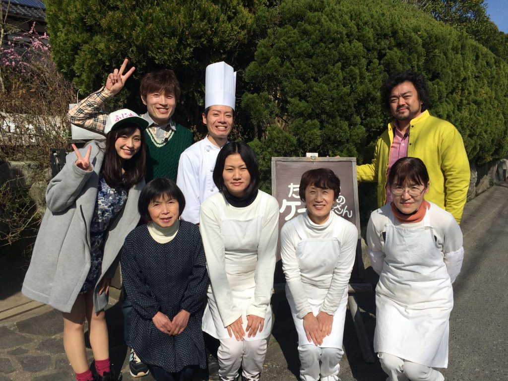 パパイヤ鈴木さん、藤本 一精さん、藤田 可菜さんとケーキ屋さんの前で記念撮影