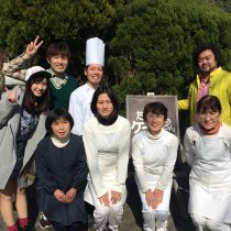 パパイヤ鈴木さん、藤本 一精さん、藤田 可菜さんとケーキ屋さんの前で記念撮影