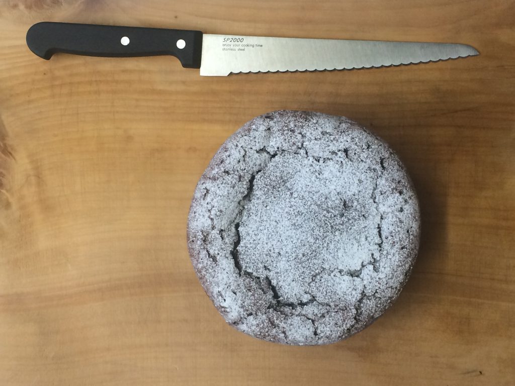 粉糖でお化粧してガトーショコラ完成!