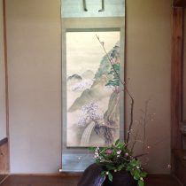 山水画の掛け軸に桜、椿