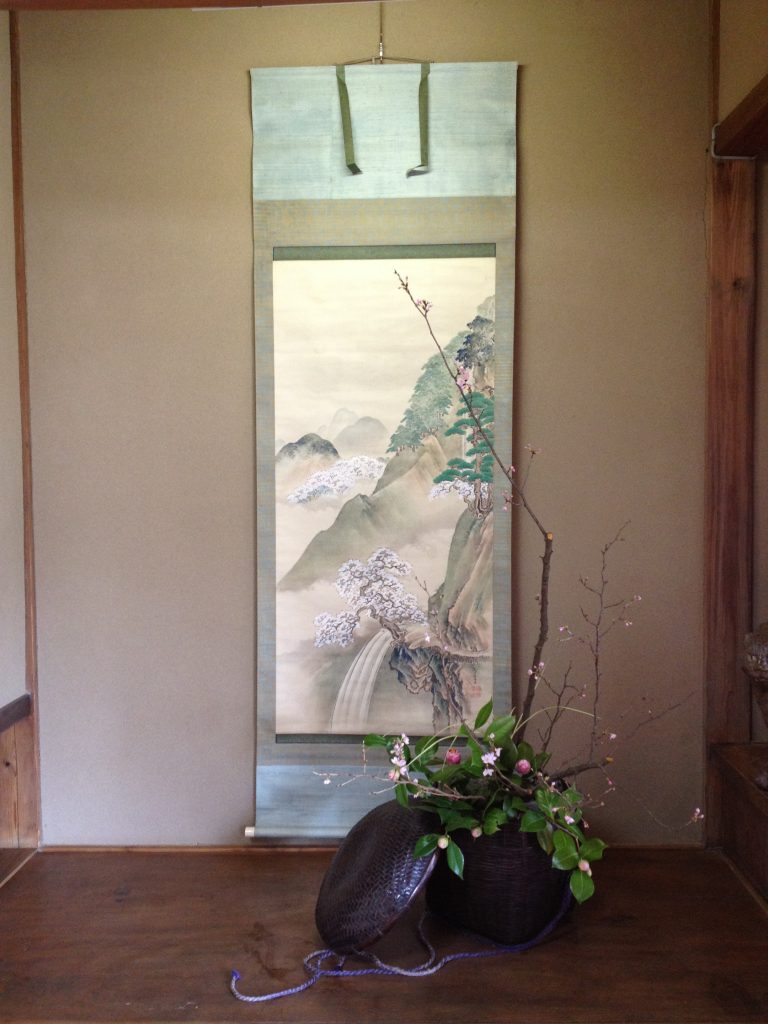 山水画の掛け軸に桜、椿