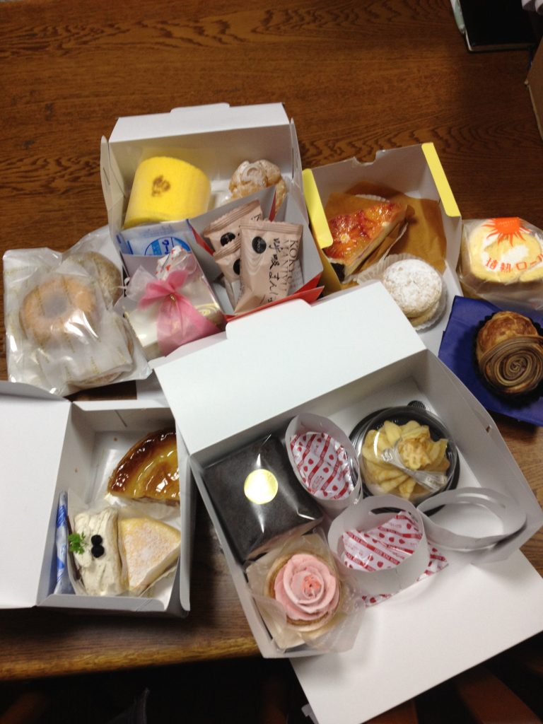 試食用で購入したたくさんのケーキ
