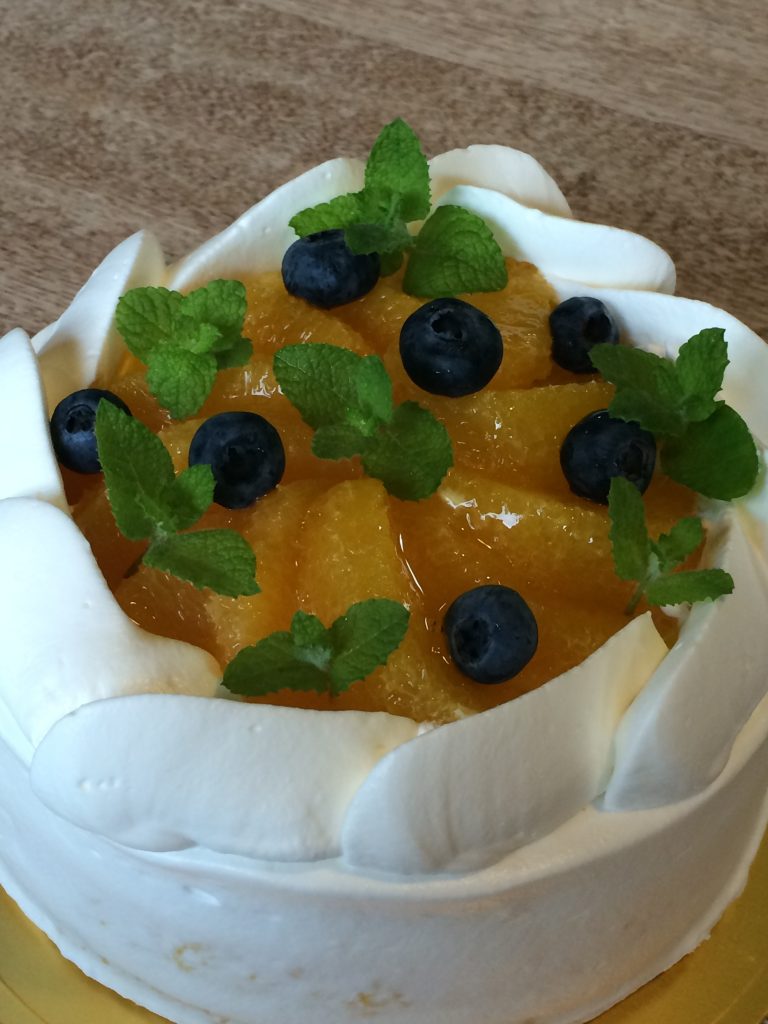 オレンジを使った誕生日ケーキ