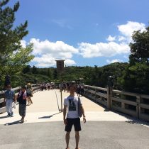 伊勢神宮前の橋にて