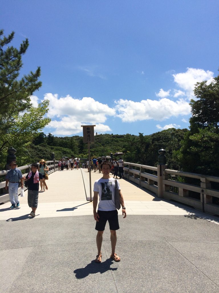 伊勢神宮前の橋にて