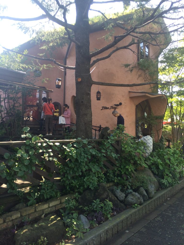 リリエンベルグ開店前に並ぶ