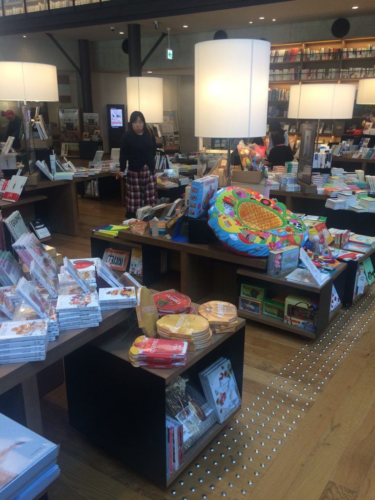 武雄図書館おしゃれな店内