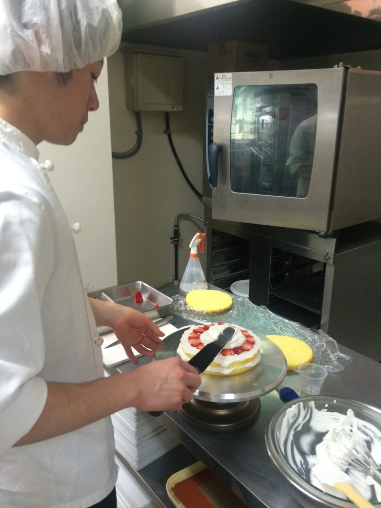 バースデーケーキ製作中