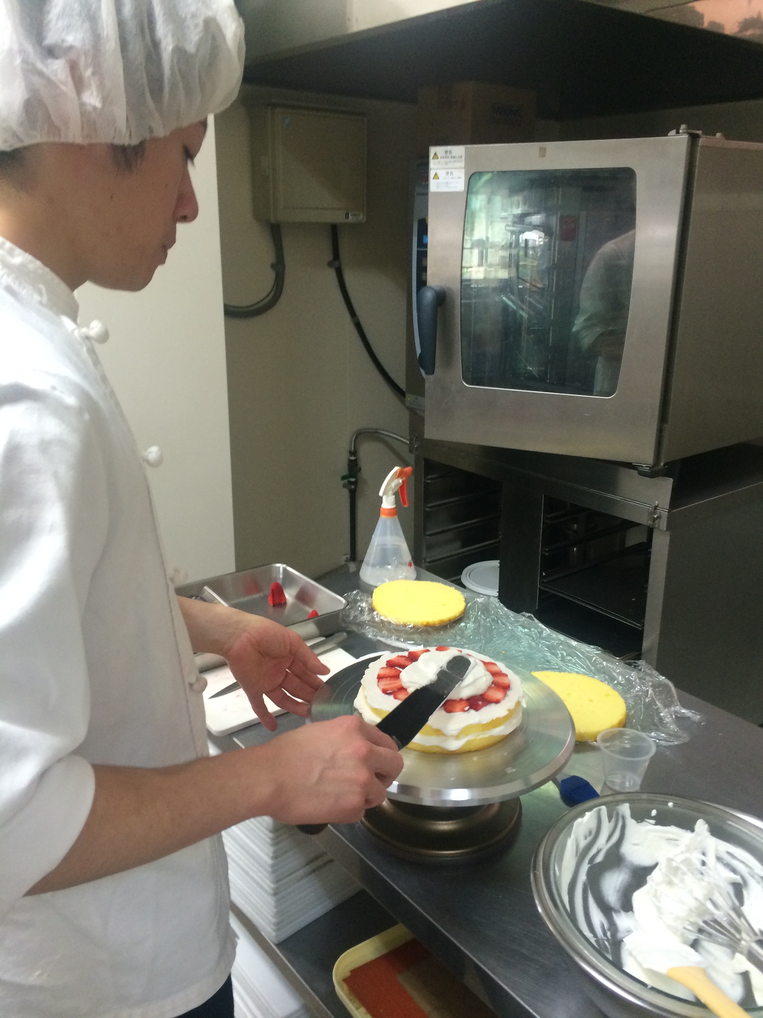 バースデーケーキ製作中