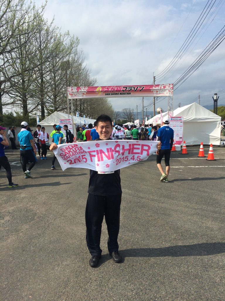 桜マラソン 完走した人しかもらえないフィニッシュタオルを掲げる坂本君