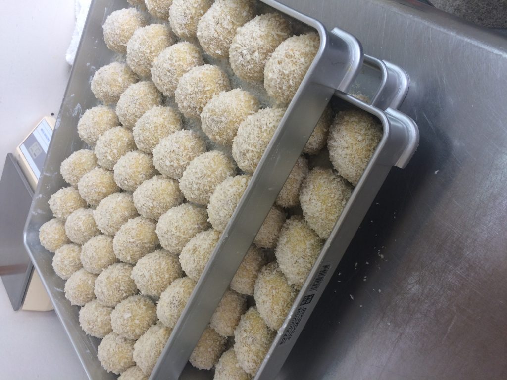 赤鶏コロッケ製作中!手作りなので優しい形
