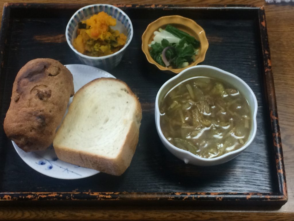 本日の朝食 今日はパン中心です