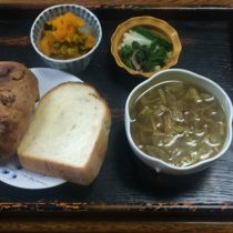 本日の朝食　今日はパン中心です