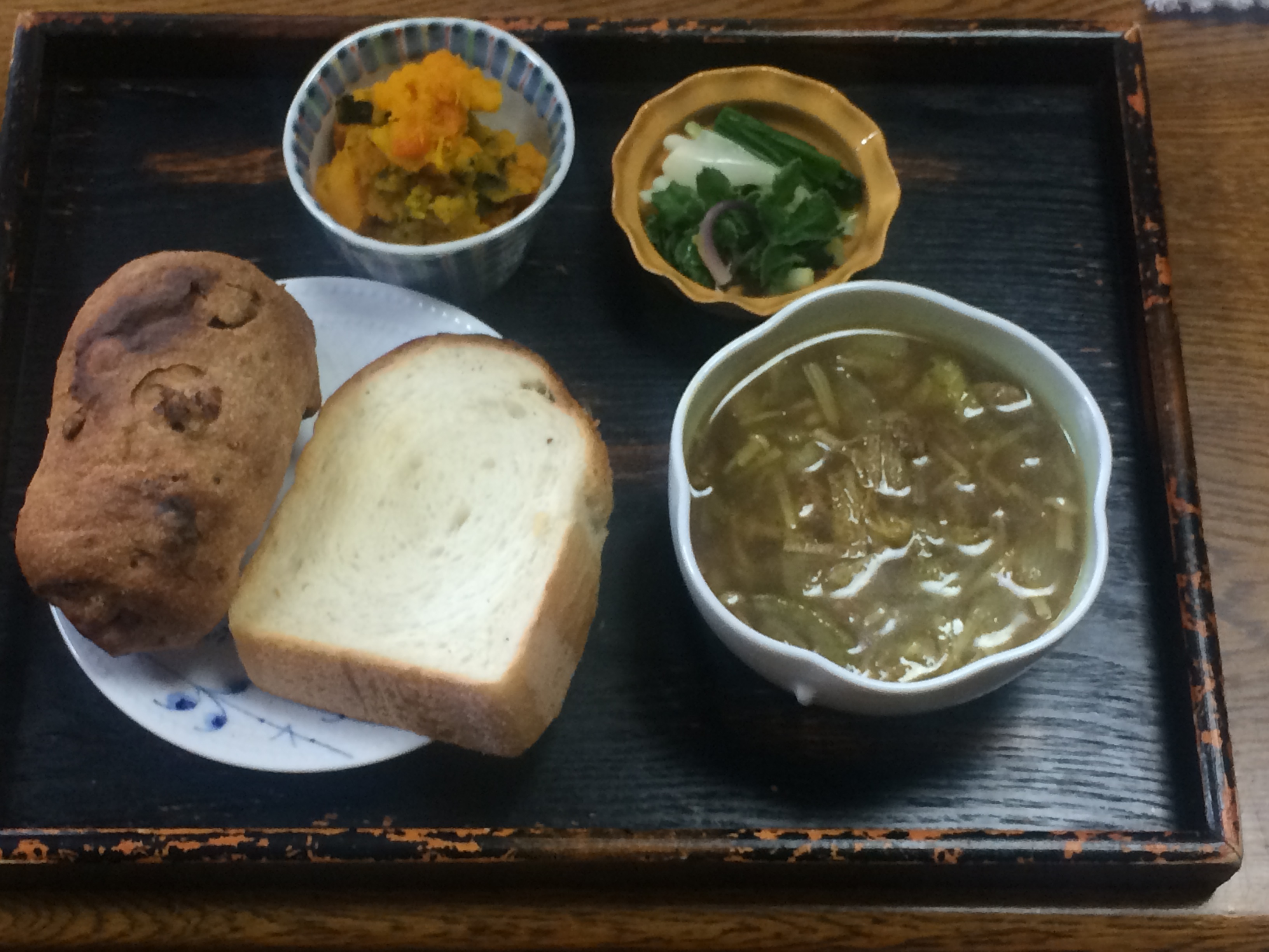本日の朝食 今日はパン中心です