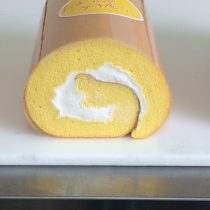 キメの細かいロールケーキ