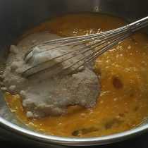 卵に砂糖を入れてすり混ぜます！