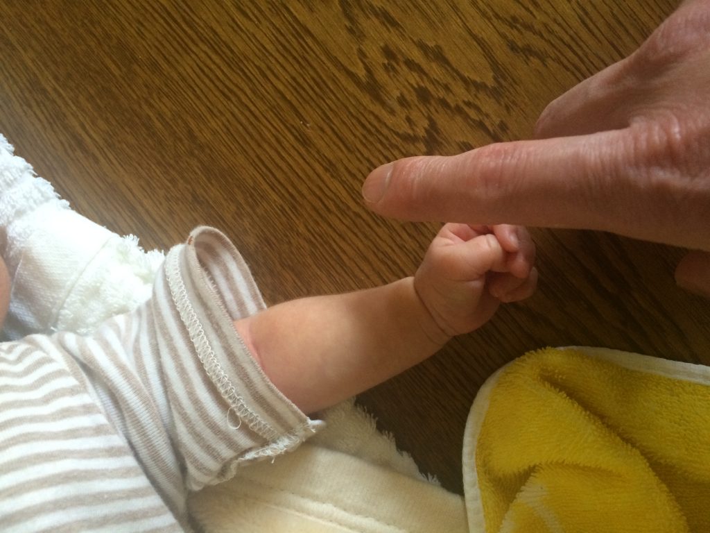 とても小さい赤ん坊の手!