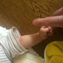 とても小さい赤ん坊の手！