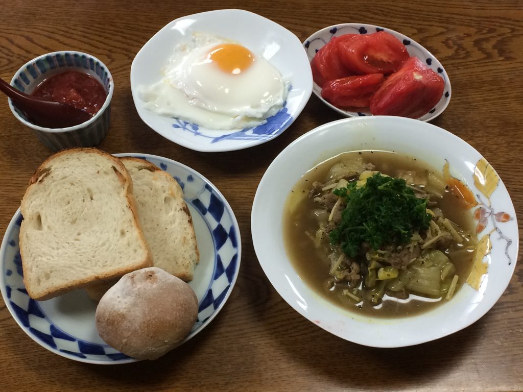 目玉焼きとカレースープの朝食