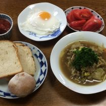目玉焼きとカレースープの朝食