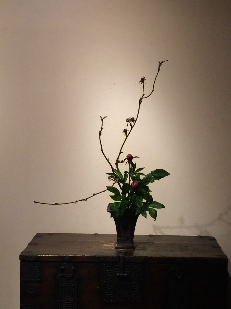 藤と芍薬を古銅に