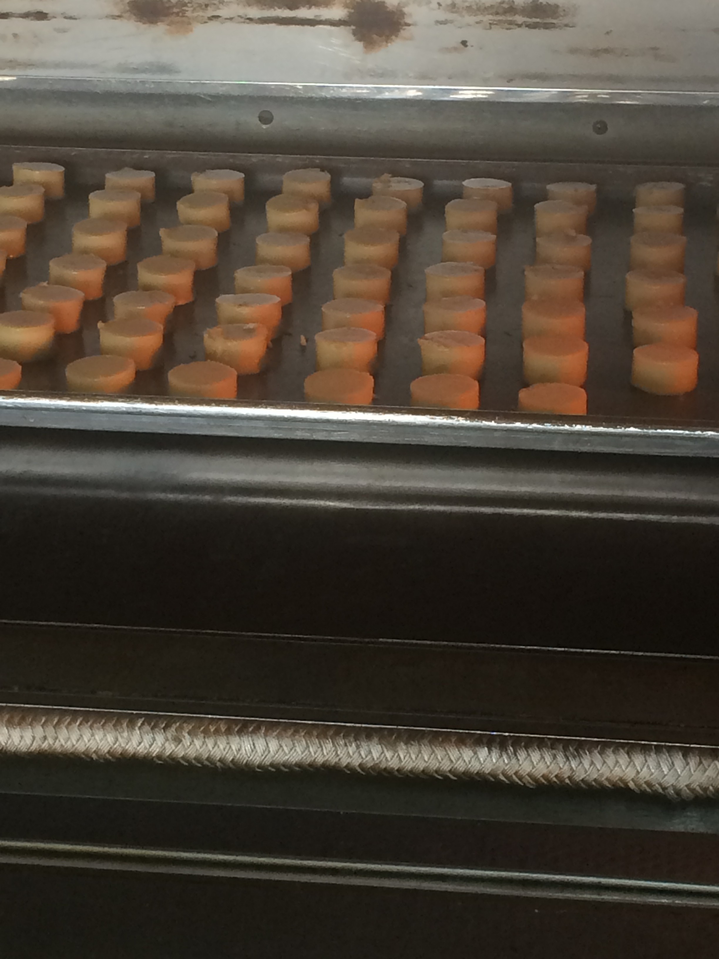 オーブンで焼かれるクッキー