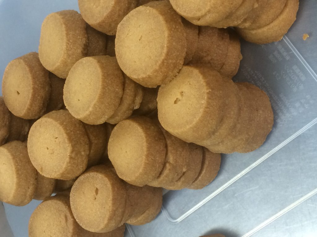 焼きあがったココナッツオイルクッキー