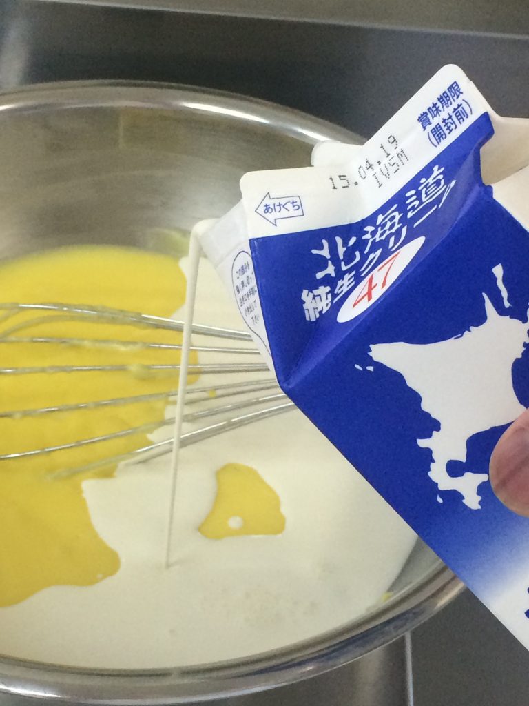 温めたカスタードに生クリームを混ぜる