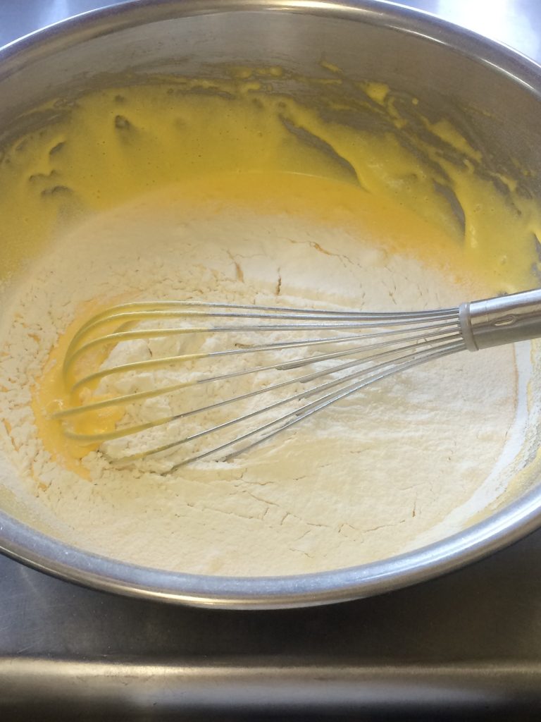 小麦粉を篩い入れます