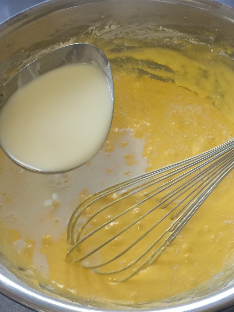牛乳を入れて優しく優しく混ぜます