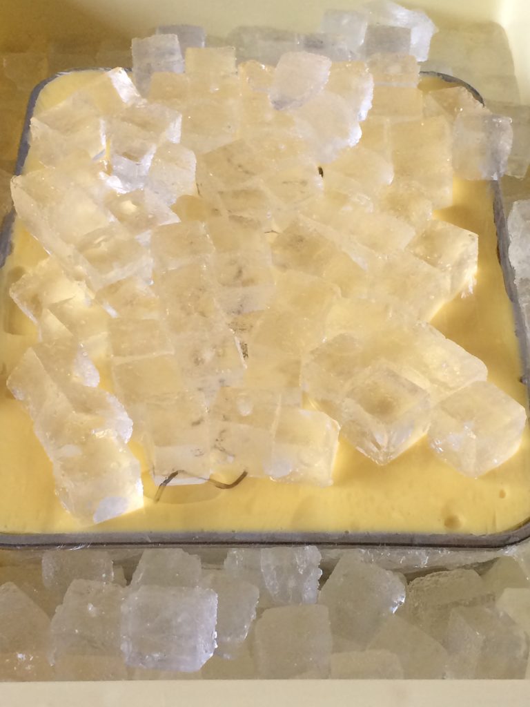出来上がったらすぐに氷で急冷!雑菌の繁殖を最小限にとどめます!