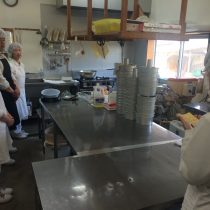 たまご色のケーキ屋さんの朝礼風景