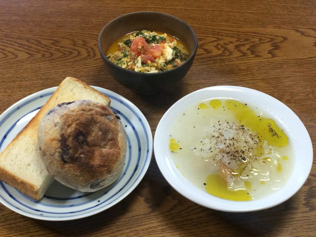 今日の朝食。新たまねぎのスープ