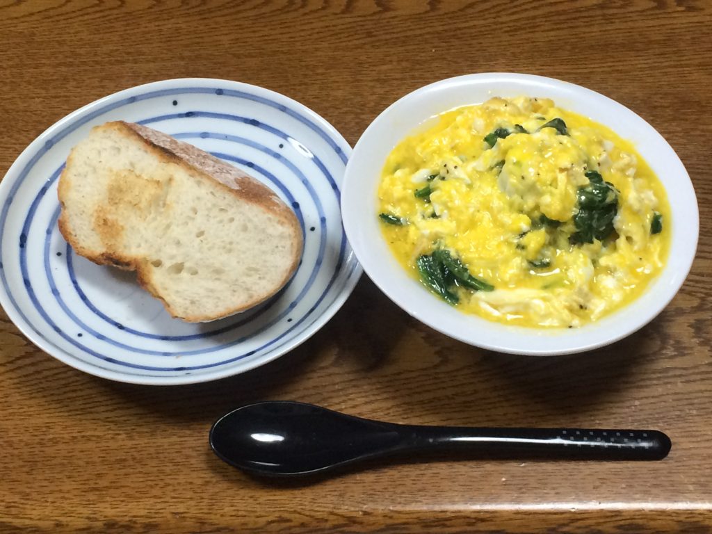 パンとほうれん草の卵とじの朝食