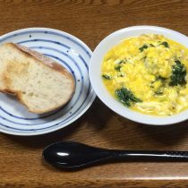 パンとほうれん草の卵とじの朝食