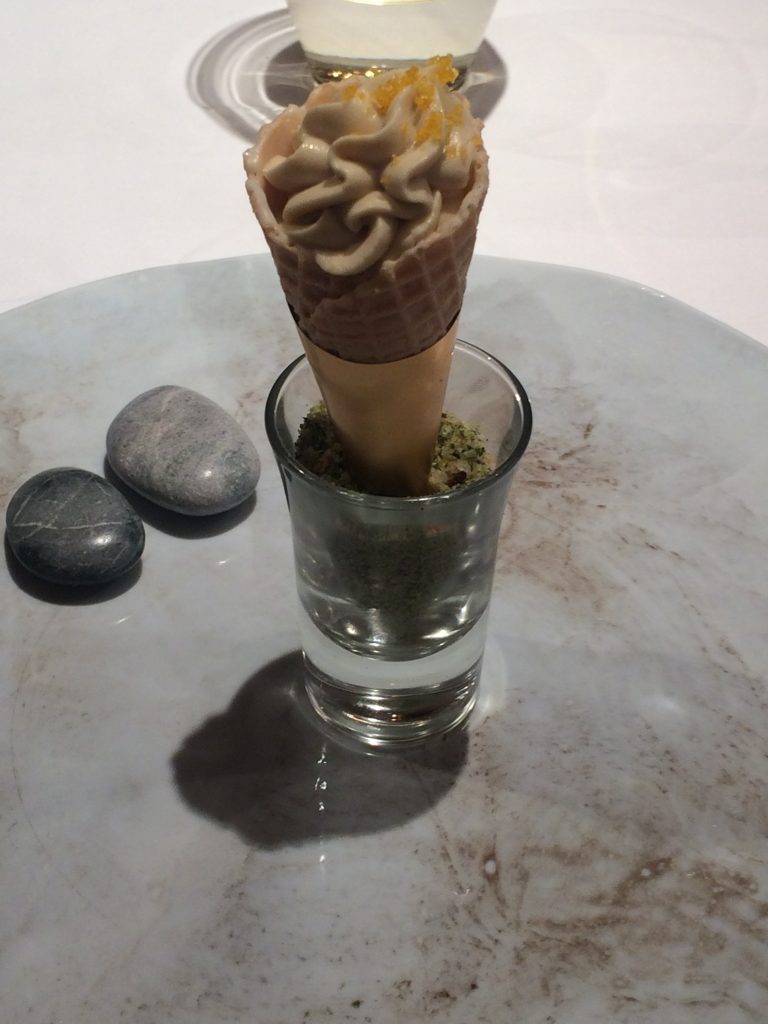 フォアグラのソフトクリーム仕立て