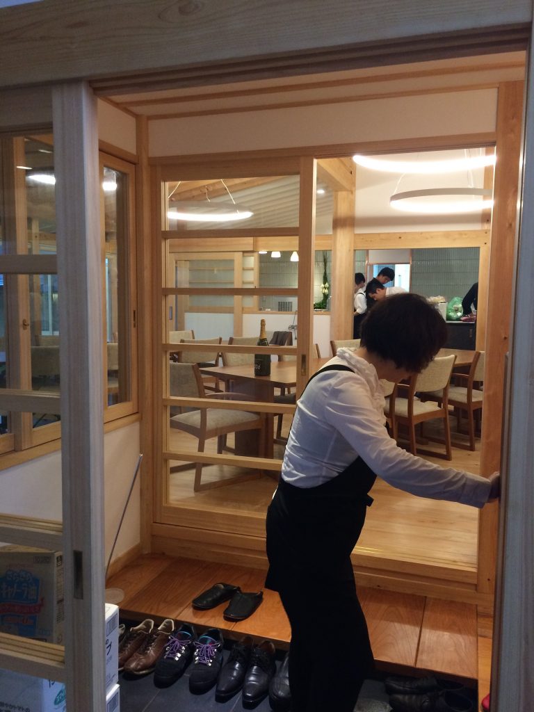 保名さんの瑞の屋内　オープンキッチンでおしゃれです