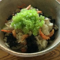 新ごぼうのご飯　葉っぱも刻んで乗せてます(^-^)