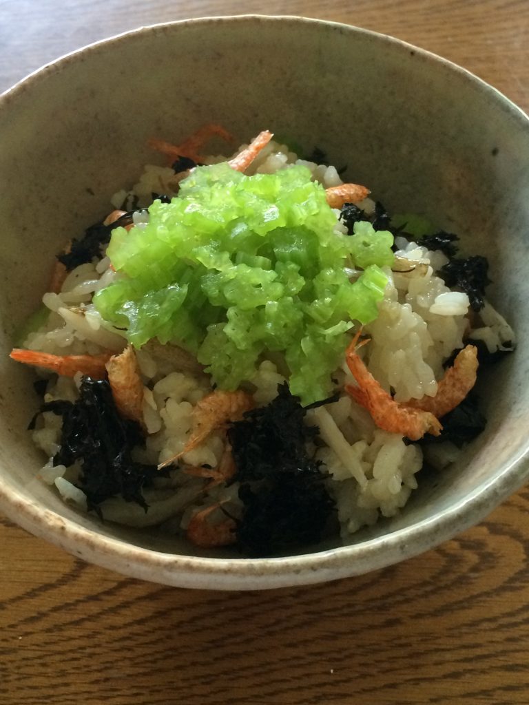 新ごぼうのご飯 葉っぱも刻んで乗せてます(^-^)