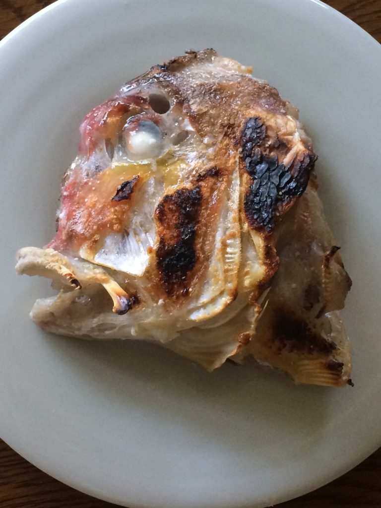炭火で焼いた甘鯛の兜焼き(かぶとやき)