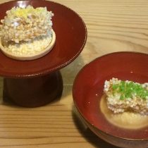 試作品。もち米が原料の最中を使った料理。２種の食べ方で。
