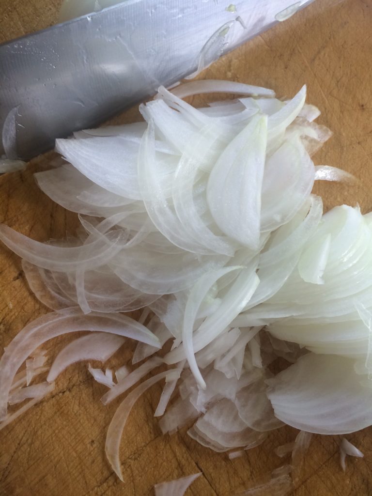 大量の玉ねぎを炒めます♪