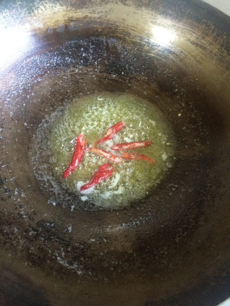 バターに唐辛子の辛味と香りを移す☆
