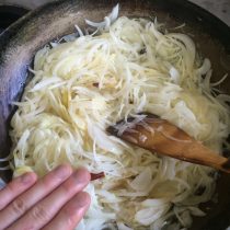 玉ねぎをじっくりと炒めます☆最初は手の大きさに対してこの量！