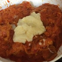トマトソースににんくのペーストを入れます(^-^)