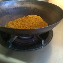 カレー粉を弱火で煎る！
