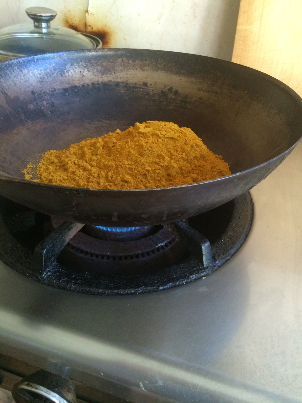 カレー粉を弱火で煎る!