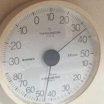 工房の温度湿度計。仕事後のエアコンを切った後の気温！