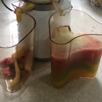 フレッシュの果物をスロージューサーにかけます♪