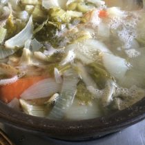 野菜スープを煮出している最中♪